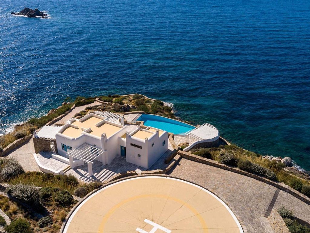 Unforgettable Santorini Villas: Merging Comfort and Charm in a Mesmerizing Escape